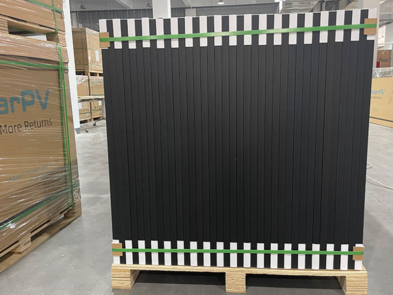 Полностью черные солнечные модули мощностью 410 Вт на складе в ЕС