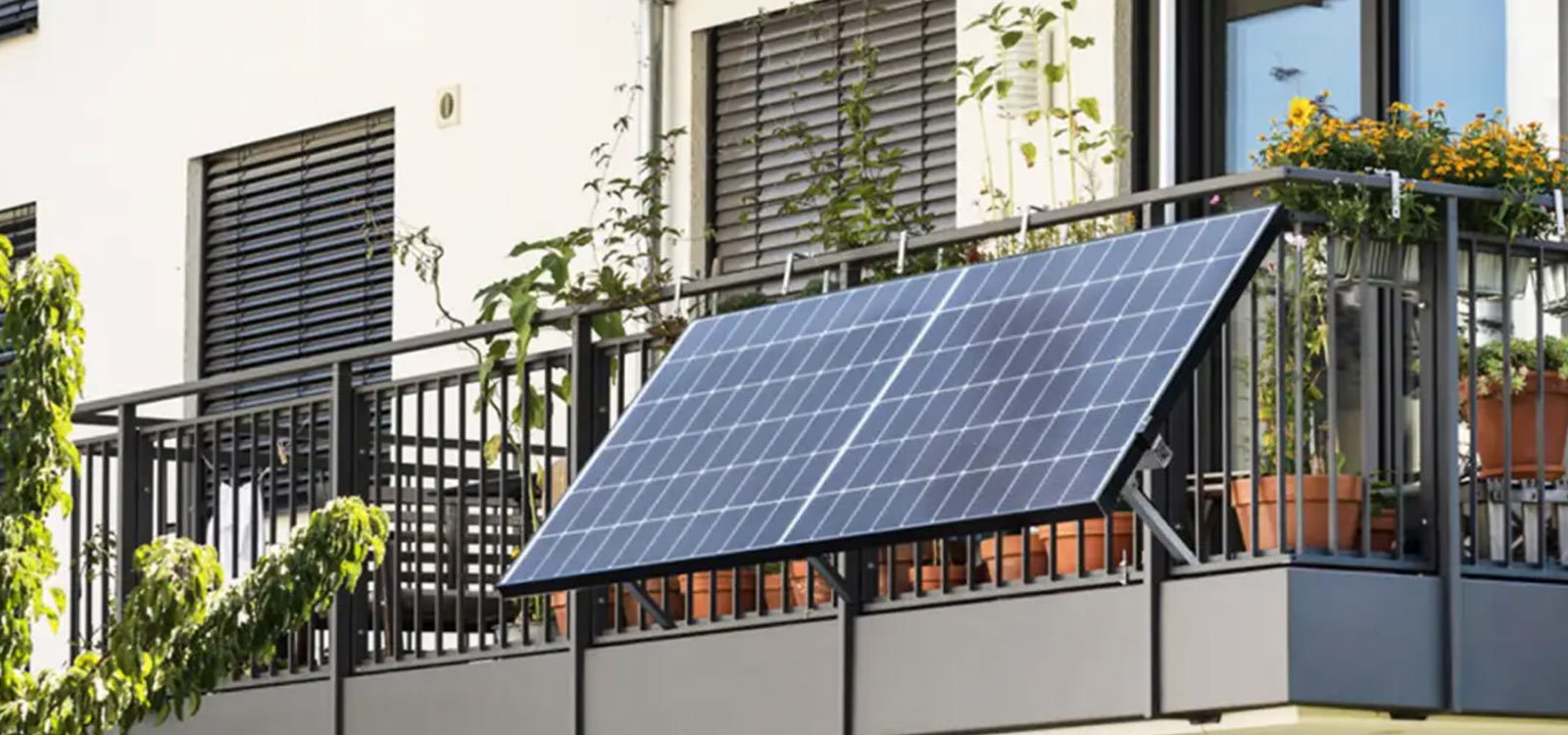 Solar power system for city balconies